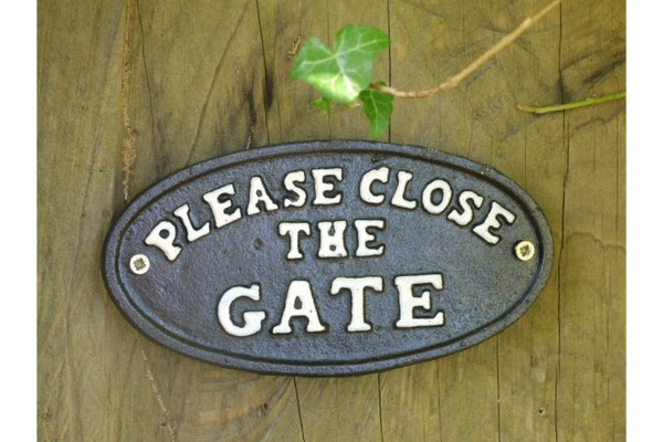 Please Close The Gate Traditional Cast Metal Sign - Black