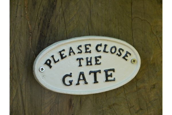 Please Close The Gate Traditional Cast Metal Sign - White